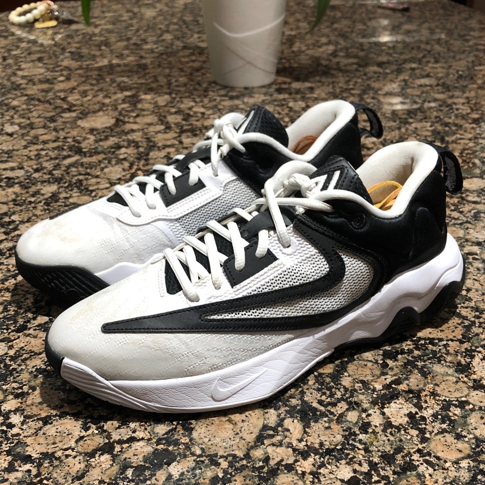 Nike Giannis Immortality 3 EP 'White Black Size 9 in Preloved Condition!